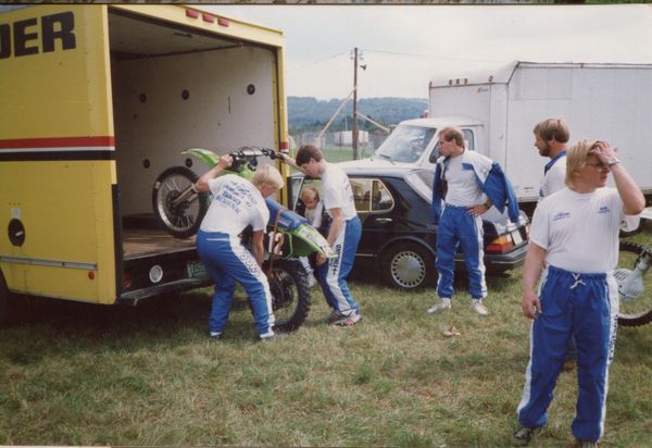 USA Unadilla 1987 Joukkue MM. Team Finland purkaa kalustoa autosta.